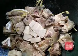 Illustration of making big head fish soup 6