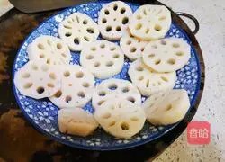 Illustration of how to make steamed pork ribs and lotus root 4