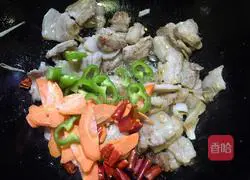 Illustration of how to make fried pork belly with peppers and carrots 9