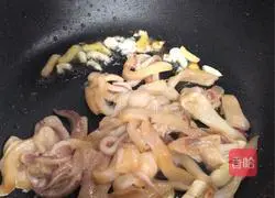Illustration of how to make fried squid with onions 3