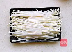 Illustration of how to make minced meat with enoki mushrooms 1