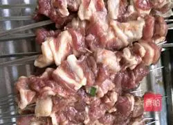 Illustration of how to marinate barbecue mutton skewers 3