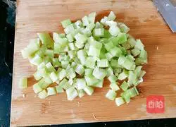 Illustration of how to cook fish head stewed with lettuce 5