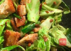 Illustration of how to stir-fry Macau pork with shredded cabbage 10