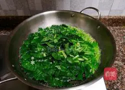 Illustration of how to make spinach, fungus and scrambled eggs 3