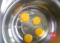 Illustration of how to make egg pancakes 1