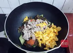 Illustration of how to make Mushu Pork 21