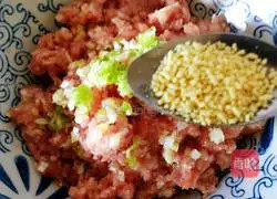 Illustration of how to make pork and radish pie 10