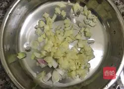 Illustration of how to make tender shredded chicken 7