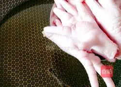 Illustration of how to make tiger skin chicken feet 2