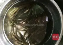 Illustration of how to make stir-fried loach with pickled vegetables 1