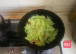 Illustration of how to stir-fry shredded pork with lettuce and green pepper 6