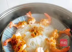 Illustration of how to make garlic vermicelli and prawns 6
