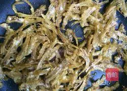 Illustration of how to make crispy dried anchovies 6