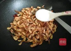 Illustration of how to make pepper and sesame river shrimp 8