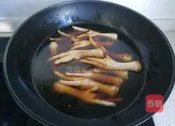 Illustration of how to make peanut stewed chicken feet 10