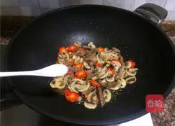 Illustration of how to make black pepper steak and stir-fried mushrooms 8