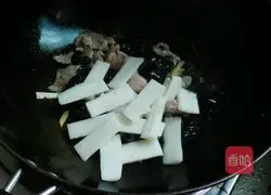 Illustration of how to make fried meat with yam and fungus 12