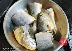Illustration of how to make pan-fried yellow croaker 1