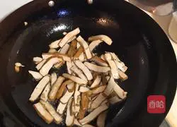 Illustration of how to make fried celery and dried beans 3