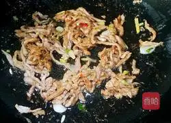 Illustration of how to make fried shredded pork with celery 7
