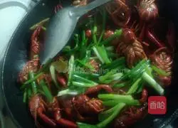 Illustration of how to make beer crayfish 9