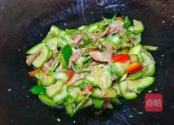 Illustration of how to make fried pork slices with green and red pepper and zucchini 19