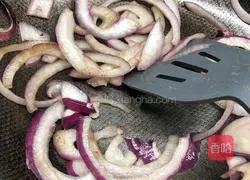 Illustration of how to stir-fry mutton with pepper, onion and cumin 2