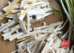 Illustration of how to stir-fry shredded louver with meat sauce 4