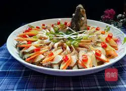 Illustrations of how to open a peacock's tail 12