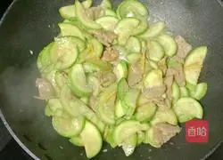 Illustration of how to make fried zucchini and meat 10