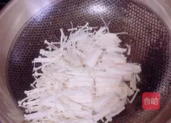 Illustration of how to make fried beef with enoki mushrooms 7