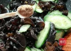 Illustration of how to make fried cucumber with fungus 10