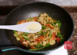 Illustration of how to make asparagus and fried meat slices 12