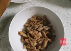 Illustration of how to stir-fry lettuce and meat 3