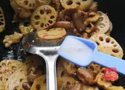 Illustration of how to make fried lotus root slices with meat 8
