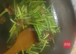 Illustration of how to make fried pork slices with garlic sprouts 4