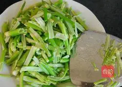 Illustration of how to stir-fry meat with wild bamboo shoots 3