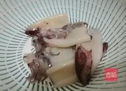 Illustration of how to stir-fry squid 1