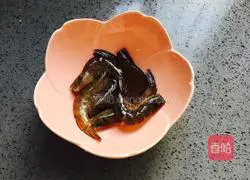 Illustration of how to make wine-braised prawns 2