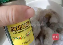 Illustration of how to fry shrimps with crushed black pepper 2