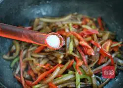Illustration of how to stir-fry pork skin with onions and peppers 11
