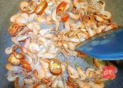 Illustration of how to make stir-fried river shrimp with leeks 2