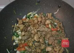 Illustration of how to make fried frog in dry pot 5