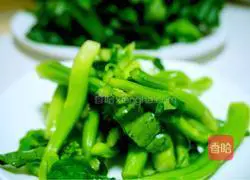 Illustration of how to make ginger kale 3