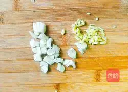 Illustration of how to make lard and tiger skin pepper 4