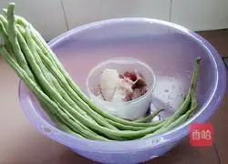 Illustration of how to make fried cowpeas and meat 1