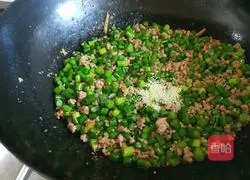 Illustration of how to stir-fry minced meat with garlic moss 8