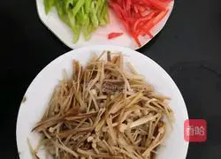 Illustration of how to stir-fry enoki mushrooms and double peppers 1