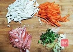 Illustration of how to stir-fry shredded pork with king oyster mushroom 1